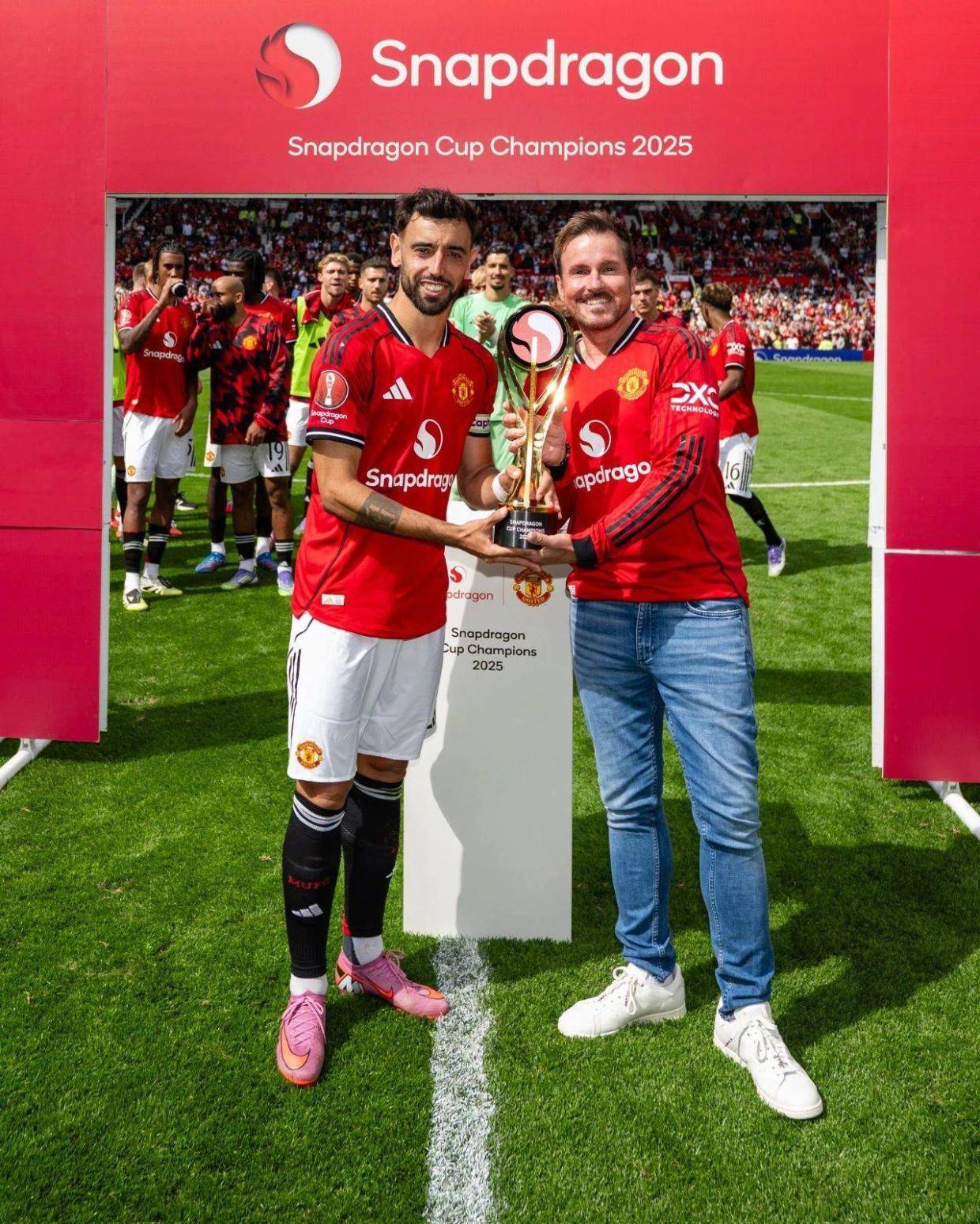 曼联1-1平点球捧双冠！德赫亚回家谢什科亮相，霍伊伦德缺阵预示转会